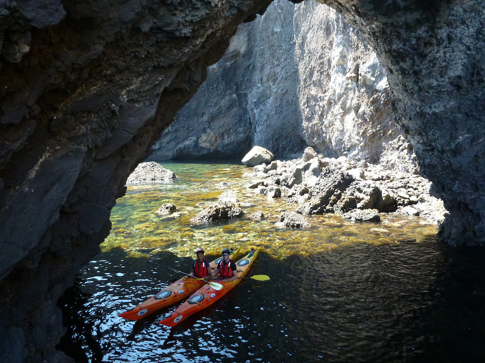 Escursioni giornaliere Sea Kayak e Snorkeling alle Isole Eolie, sicilia, italia.